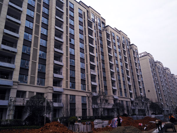 高層住宅陽檯(tai)壁(bi)掛(gua)式(shi)太(tai)陽(yang)能(neng)熱水(shui)係(xi)統(tǒng)解(jie)決方(fang)案