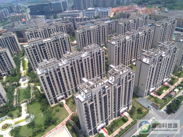 長沙(sha)中(zhong)信（中(zhong)海(hai)）凱鏇城東(dong)地(di)塊(kuai)陽檯(tai)壁(bi)掛式(shi)太(tai)陽能熱(re)水(shui)係統(tǒng)